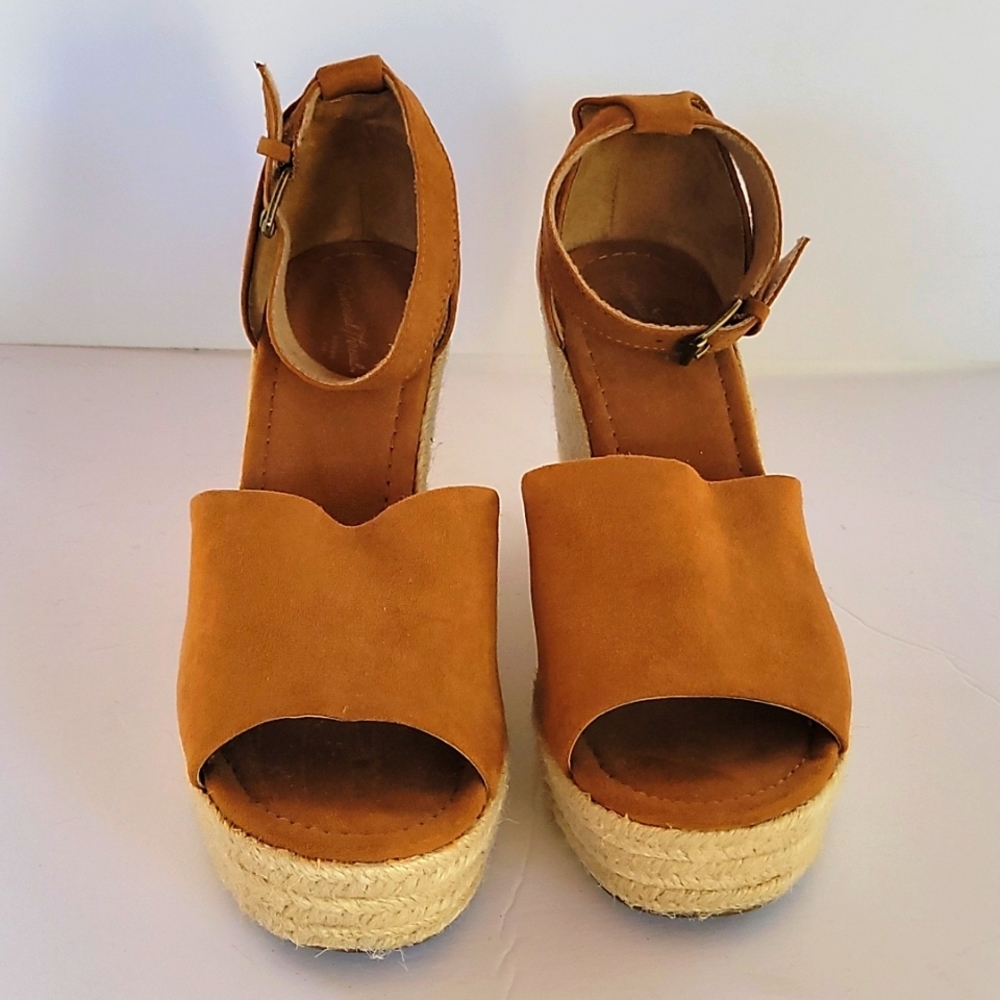 Universal Thread platform sandals